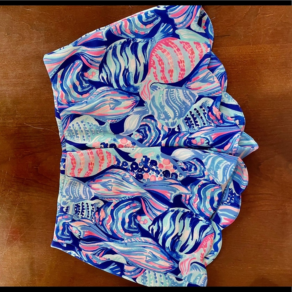 Lilly Pulitzer pull on scalloped shorts size S